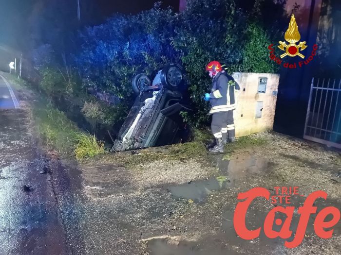 Preganziol, perde il controllo dell'auto finendo nel fossato a bordo strada: all'ospedale (FOTO)