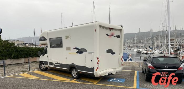 Rive, continuano i "parcheggi selvaggi" dei camper tra stalli per disabili occupati e piste ciclabili (FOTO)