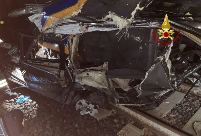 Grave incidente ferroviario sulla Venezia-Trieste, auto investita da due treni sul passaggio a livello