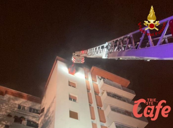  Viale Campi Elisi, a fuoco una stanza da letto: tre feriti di cui uno grave, gatto in salvo (FOTO-VIDEO)