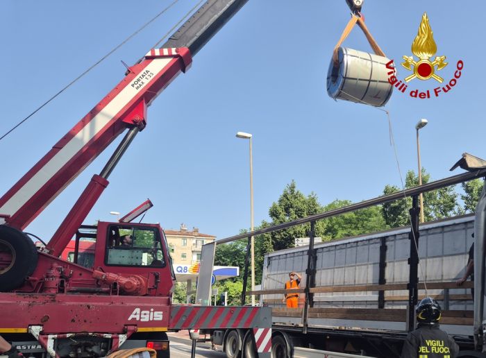 Viale Campi Elisi, sei bobine d’alluminio si spostano su un tir in frenata: intervento dei Vigili del Fuoco (VIDEO)