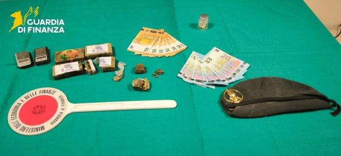 Sorpresissima nel marsupio, quasi 400 grammi di hashish!! Arrestato subito in Fvg