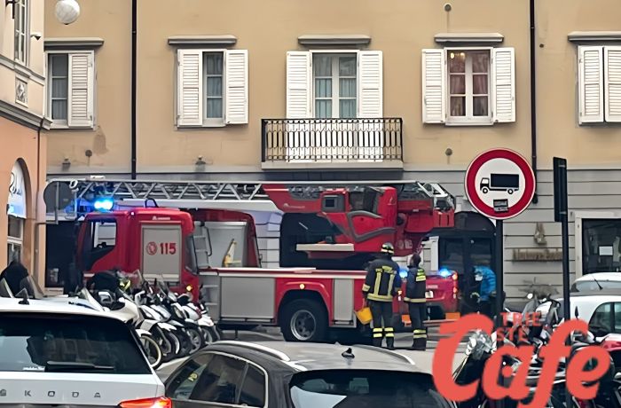 Intervento in via del Monte: caduta intonaci, Vigili del Fuoco in azione