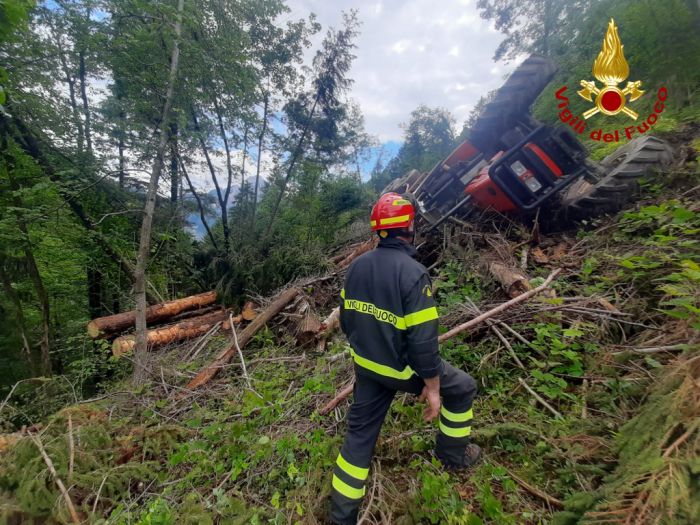 Fvg,  trattore rovesciato in un ripido pendio con il conducente a terra vicino al mezzo
