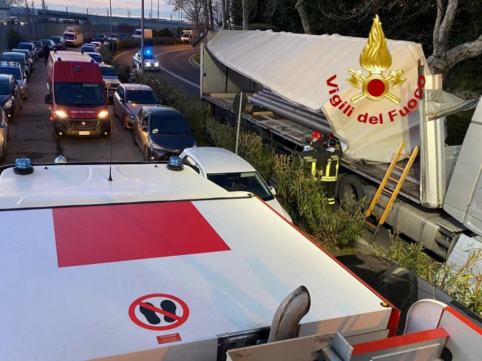 Campi Elisi, nel pomeriggio semirimorchio perde parte del proprio carico. traffico in tilt per ore
