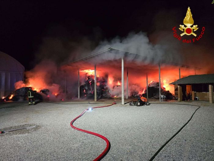 Gruaro, incendio in un deposito di fieno di un’azienda agricola