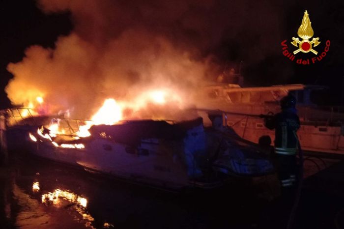 Tragedia in Fvg: barca in fiamme con due turisti a bordo, una donna perde la vita (VIDEO)