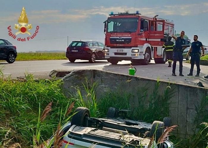 Jesolo (VE), esce di strada e si ribalta con l’auto: un ferito