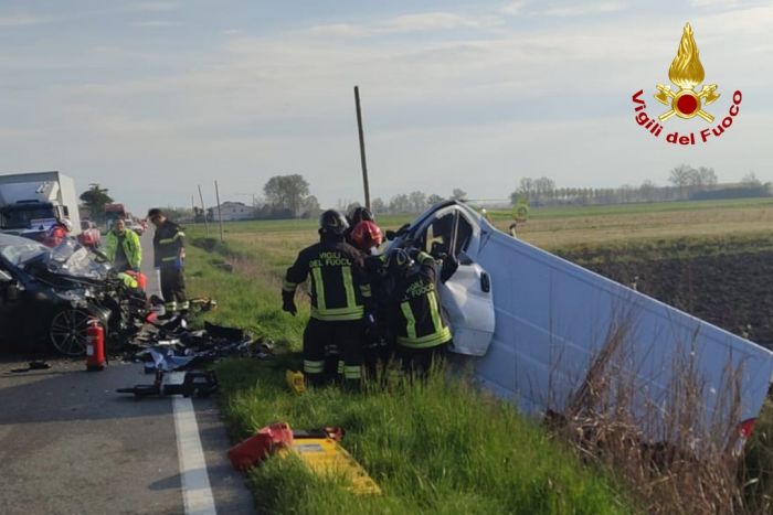 Tragedia in Fvg, scontro furgone-auto: due morti e un ferito gravi