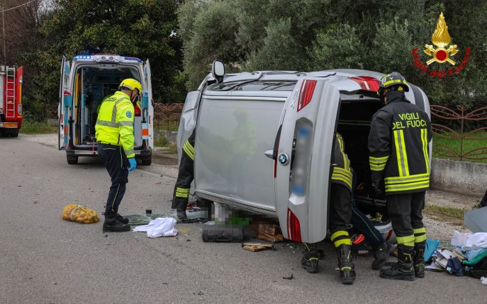 Torri di Quartesolo, auto finisce rovesciata su un fianco: ferita coppia di padovani