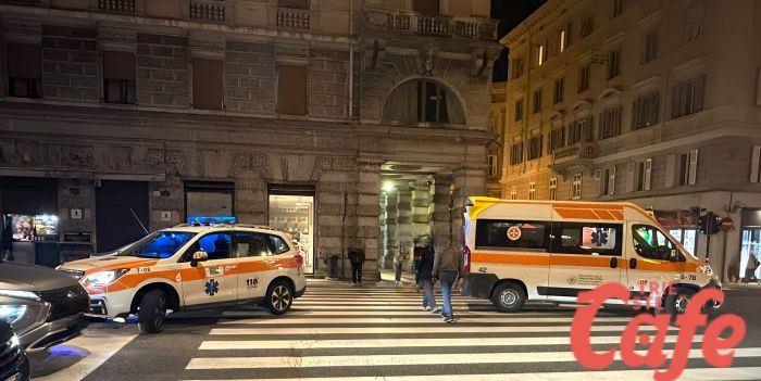 Via Carducci, cade a terra mentre cammina: soccorsa a Cattinara