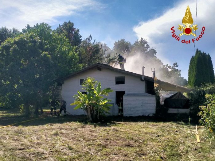 Sesto al Reghena: incendio in una casetta in legno, Vigili del Fuoco evitano il peggio