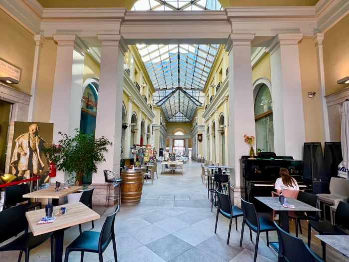 Galleria Tergesteo si trasforma in una passerella: sfilata di abiti da sposa nel cuore di Trieste