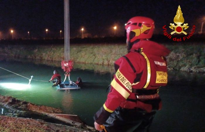 Fvg, perde il controllo del mezzo: un'autovettura cade nel canale di bonifica e conducente all'ospedale 