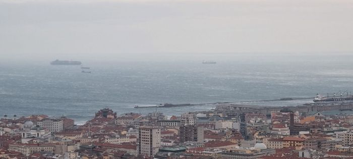 La Bora spazza Trieste, raffiche fino a 100 km/h