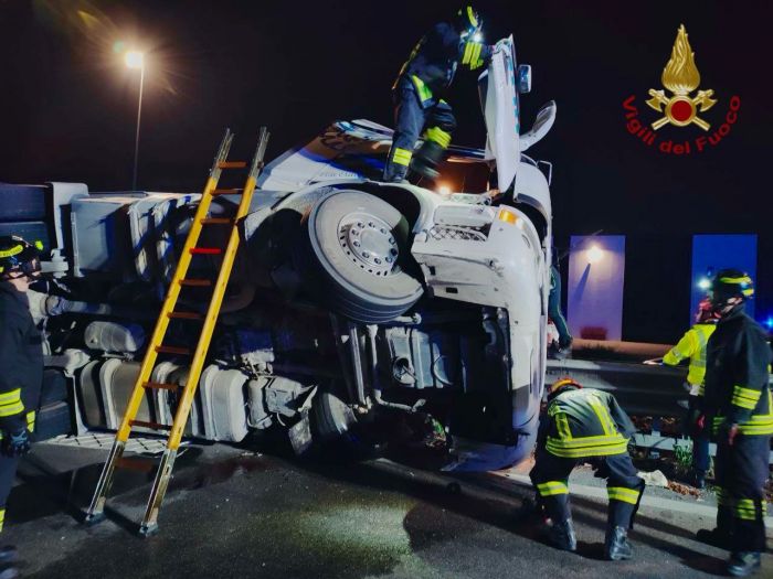 Camion si ribalta sulla Romea: ferito l’autista