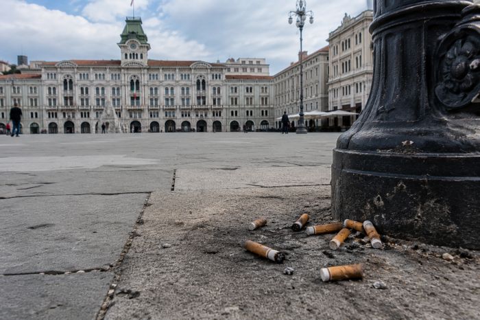 Trieste, lotta ai mozziconi abbandonati: “Decoro urbano e qualità della vita vanno difesi” (VIDEO)