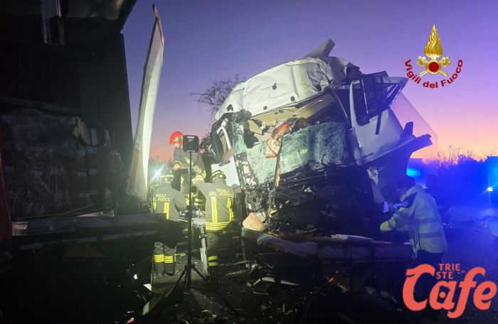 Tragedia in A4 direzione Trieste, scontro tra tre tir: morto un conducente, gravemente ferito un altro (FOTO)