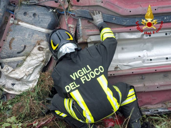 Fvg, auto ribaltata dopo impatto frontale, conducente salvato dalle lamiere