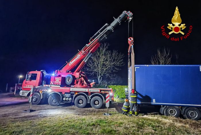 Mirano, navigatore manda fuoristrada un tir 