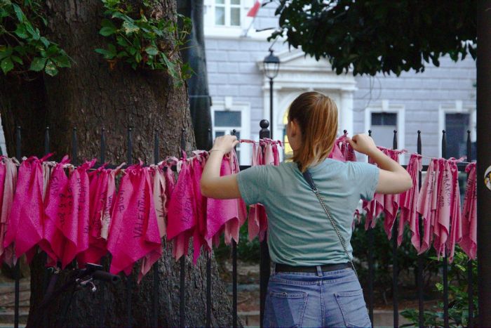 Non una di meno, vandalizzato il presidio contro i femminicidi,  spariti a Trieste i fazzoletti fucsia in memoria delle vittime' 