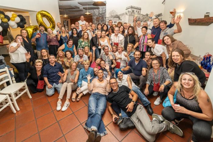 La muggesana Doc Monica compie 50 anni, indimenticabile party con ben 70 ex compagni di scuola!