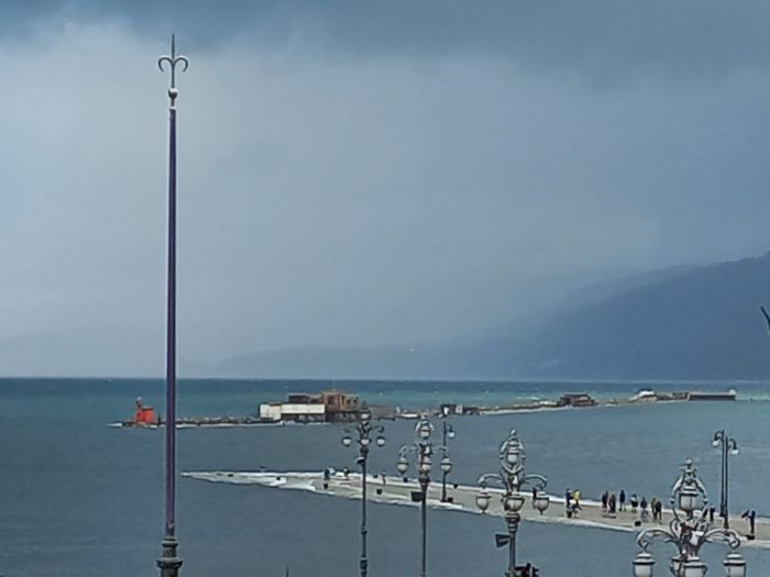 Alta marea a Trieste, comincia deflusso da Molo Audace e Rive
