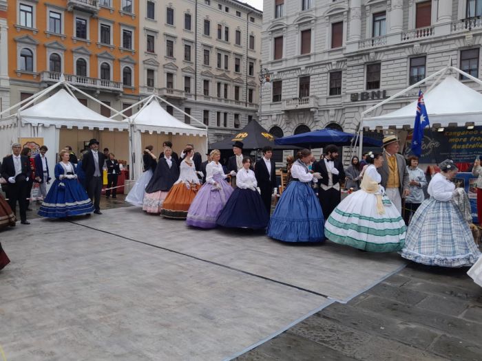 Trieste, domenica il Gran Ballo Imperiale in piazza Unità: la città torna ai fasti dell’Impero