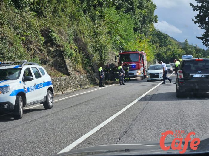 Crolla un muretto in Costiera, rallentamenti al traffico: vigili del fuoco e polizia locale sul posto (FOTO)  