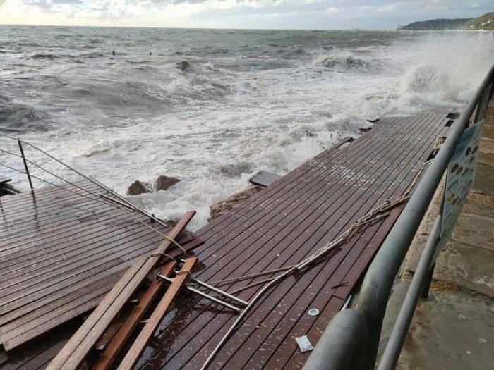 Mareggiate a Barcola "Pane Quotidiano chiuso fino a data da destinarsi" (FOTO)