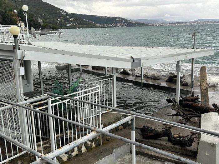 Si aggravano danni allo stabilimento Sticco:  non esistono più scale, ringhiere e parapetti