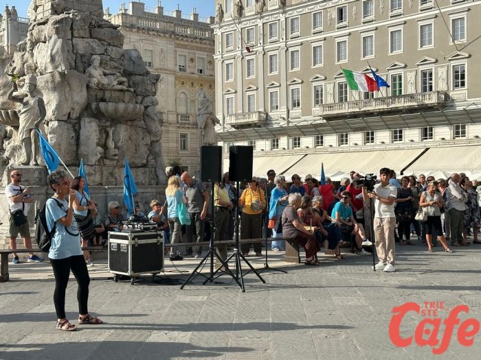 Protesta in piazza contro l’ovovia: “Opera inadeguata e insicura, coinvolti espropri e soldi pubblici”  (FOTO)