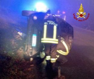 Veneto, auto finisce rovesciata su un fianco: feriti due anziani