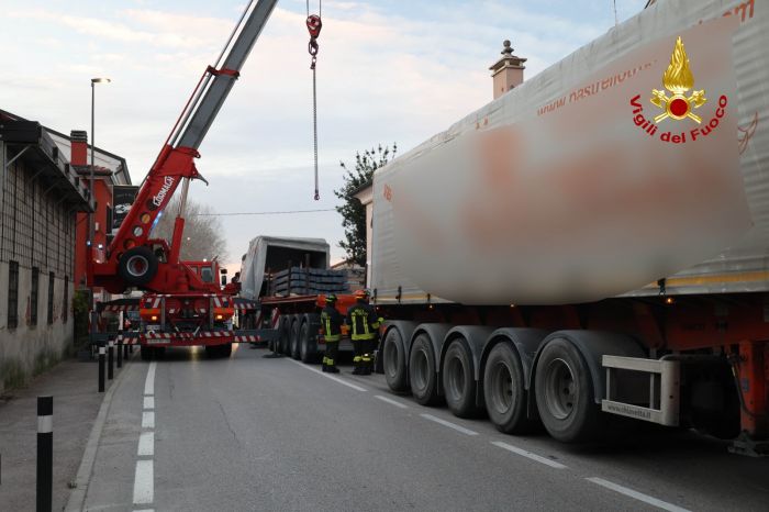 Veneto, incidente con camion trasporto eccezionale, carico sfonda la cabina di guida