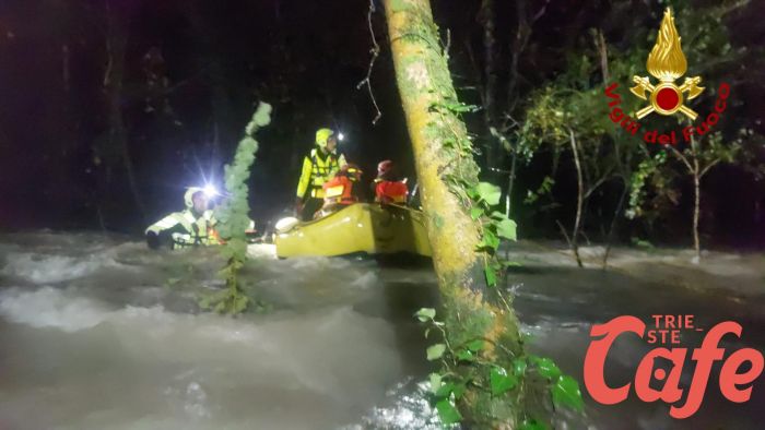 Fvg, coppia di turisti (con gatto)  ignari dell'allerta meteo in atto, bloccati con il loro Camper nel greto del fiume (FOTO)