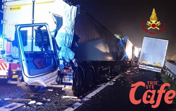 Tragedia in A4 direzione Trieste, schianto tra 5 mezzi pesanti: morto uno dei conducenti
