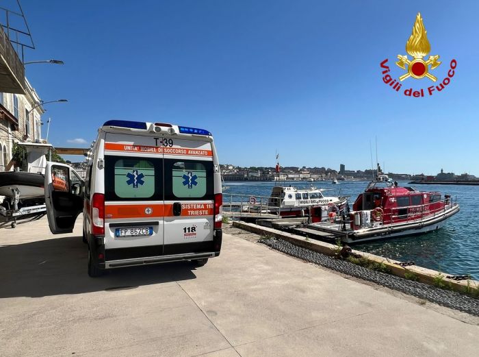 Ferito sulla diga vecchia a Trieste, soccorso dai sommozzatori e condotto a Cattinara