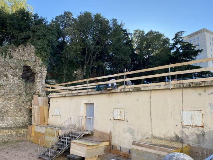 Demolito il magazzino accanto al Teatro Romano