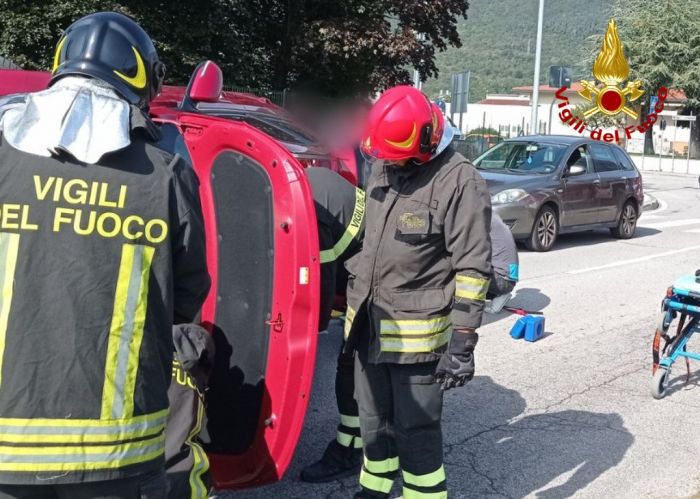 Fvg, auto si ribalta su un fianco  e conducente all'ospedale