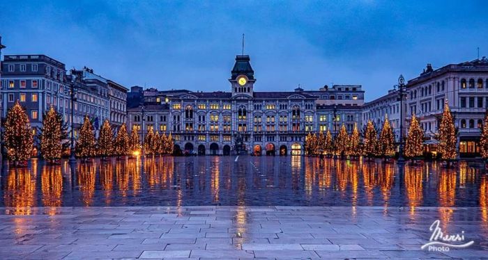 Un triestino vuole piazza Unità vestita di Natale per 12 mesi: ‘La magia non deve spegnersi mai’