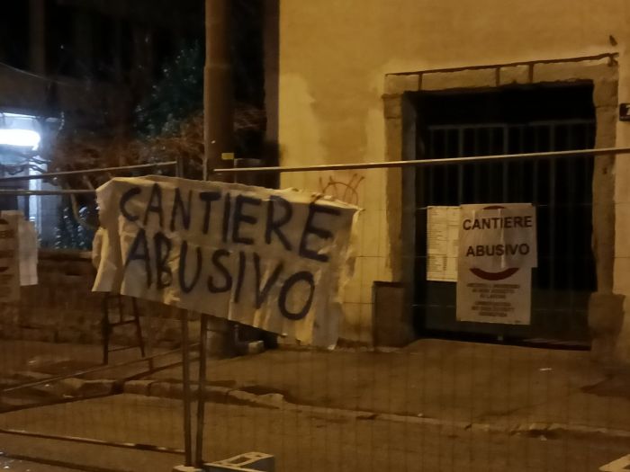 Manifesti "CANTIERE ABUSIVO" sulle cancellate che chiudono l'area dell'ex Pavan di via Frausin