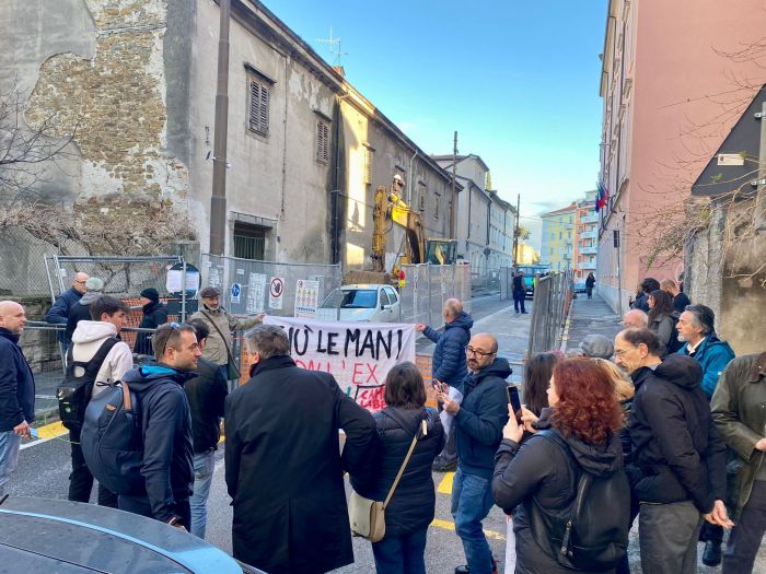 "Delegazione  firmatari della petizione pro giardino Ex Pavan e alunni ricevuta in Municipio"