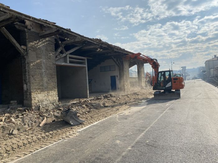 Soddisfatto il Sindaco: "iniziato l’abbattimento della baracca in Porto vecchio"