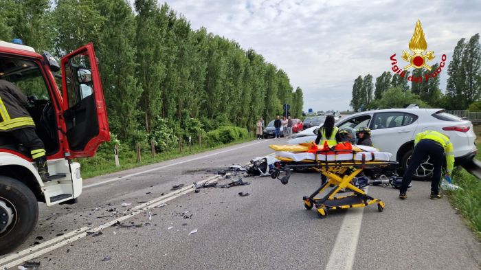 Frontale nel pomeriggio lungo la Strada Romea, in 4 all'ospedale