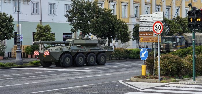 Autoblindo dell'Esercito in transito sulle Rive a Trieste, curiosità tra i passanti