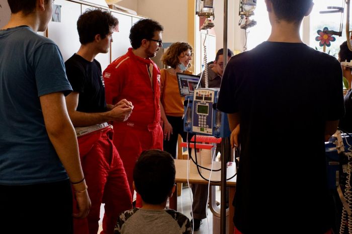  UniTS Racing Team porta la passione per l'ingegneria e i motori alla Scuola ai bimbi del Burlo 