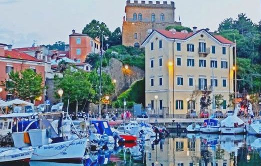 Furto in abitazione a Muggia: porta forzata e vetro in frantumi, indagano i Carabinieri