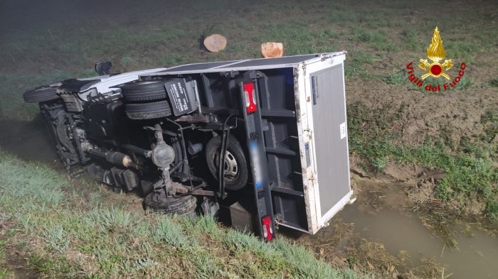 Veneto, furgone carico di tronchi fuoristrada