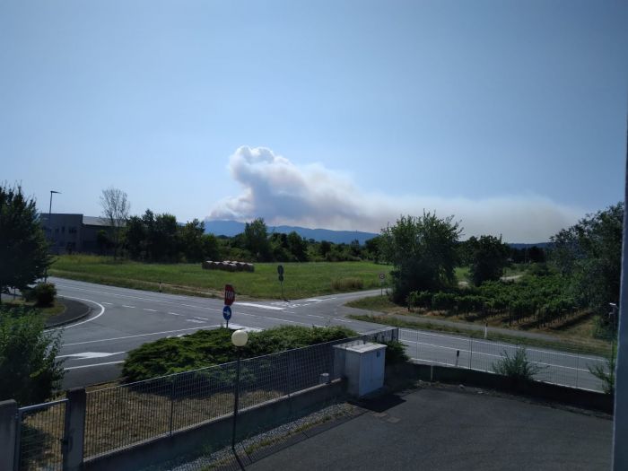 Continuano le operazioni di spegnimento dei due incendi sviluppati sul Carso sloveno