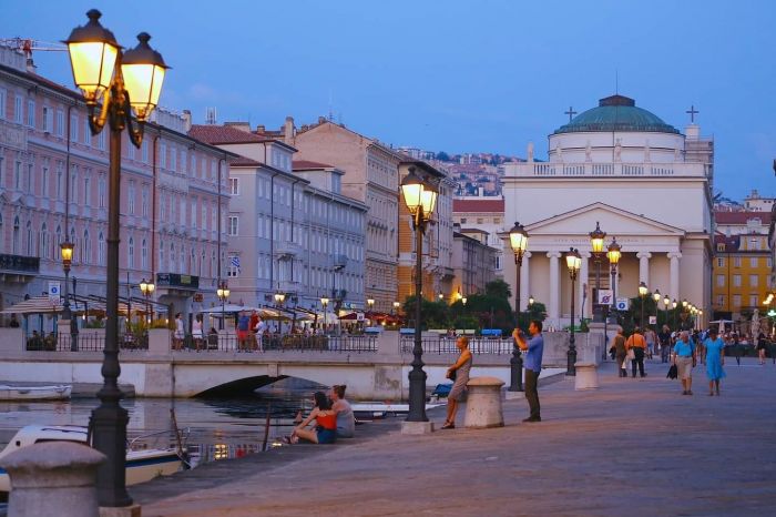 Trieste, un triestino lancia la folle idea della regata dei materassini gonfiabili sul Canal Grande